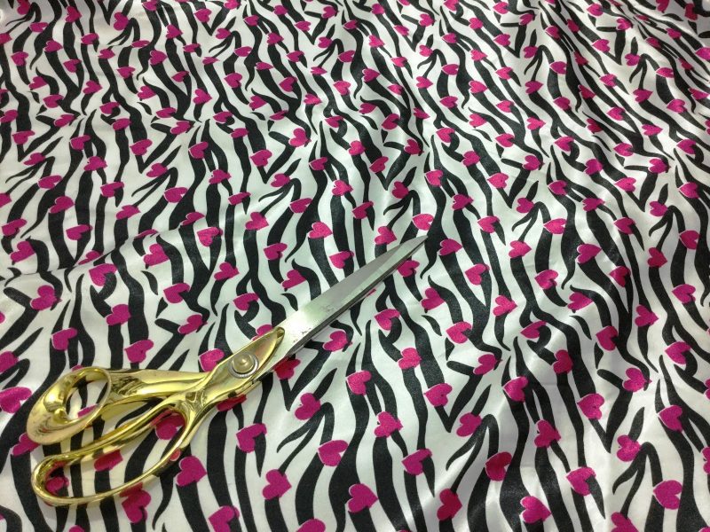 NEW LWeight Smooth Liquid Satin Animal Hearts Print Fabric FREE POSTAGE 323181004771